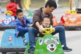 “熊孩子”偷拍爸爸洗澡，照片上传家长群，网友：实力坑爹图片