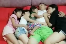 爸爸与三个女儿同床睡，“出格”的父爱不可取，网友：都是惯的图片