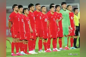 留给中国队的时间不多了，球还未踢就被红牌罚下一人图片