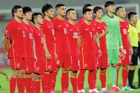 留给中国队的时间不多了，球还未踢就被红牌罚下一人图片