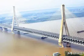 天兴洲长江大桥，世界最大的公铁两用桥，一天可通过260趟高铁图片