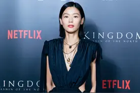 全智贤现身“蚂蚁腰”惊艳全场！零赘肉身段完全看不出是两孩子妈图片