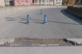 二戈寨立交又现大坑！一小车路过连废三条胎图片