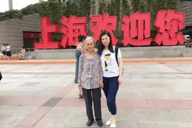 夏日陪着妈妈去看东方明珠图片
