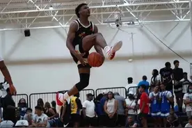 詹皇儿子空中胯下换手暴扣，腾空高度惊人！他只有1米88，才16岁图片