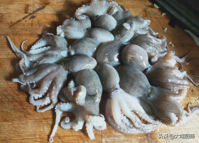 煮小章鱼，直接开水煮嚼不烂，老渔民教你一招，脆爽弹牙味道鲜美