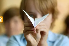 纸飞机不仅会悬浮，还能拐弯和翻转！这些炫技的折法今天全教给你图片