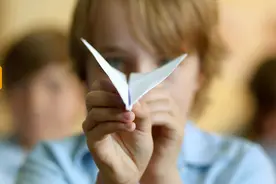 纸飞机不仅会悬浮，还能拐弯和翻转！这些炫技的折法今天全教给你图片