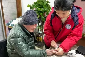 上海11岁女孩照顾脑瘤父亲，小小少年为母分担，勇挑家庭重担图片