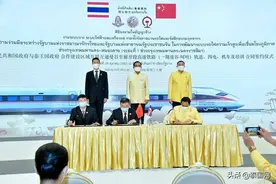巴育总理主持签署中泰高铁机车采购等项目合同图片