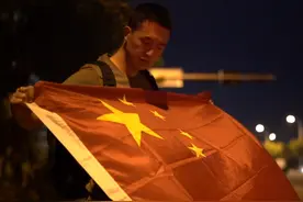 “护国旗”热潮背后：祖国是我们坚强的后盾图片