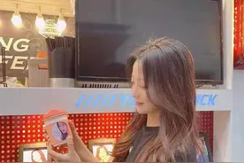 金喜善逛街太随性了，穿黑色宽松T恤配披肩长发，43岁美成24岁图片