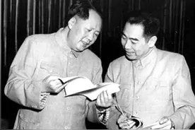 毛主席不小心摔了一跤，周恩来开玩笑地问大家：摔得好不好？图片