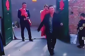 河南：新郎娶俄罗斯媳妇，没花一分还陪嫁28万，把喜公公嘚瑟坏了图片