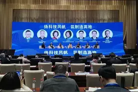 董明珠：即使你站在山顶，你头顶还有星空图片