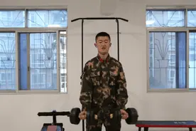 宅家不“废”，武警小哥哥一副哑铃带你燃爆全身图片