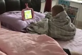 宝妈有事外出，留宝爸带娃，佛系父子走红，别打扰“一休哥”追剧图片