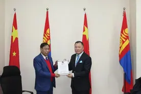 蒙古国大使馆对蒙古疫情的蒙高乐汗集团多次提供捐助颁发荣誉证书图片