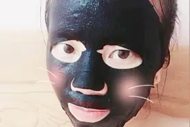 敷完面膜后脸上的精华该不该洗掉？教你敷面膜的正确方法！视频封面