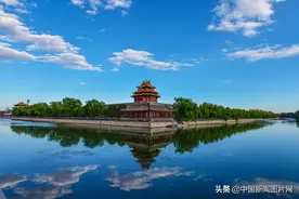 北京进入蓝天白云模式 故宫角楼引游客打卡拍照图片