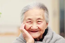 照顾82岁老父亲，儿子情绪紧张和焦虑，提醒成年人照顾好自己图片