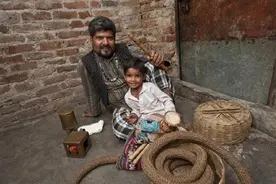 一根绳子笔直上天，小孩轻松爬到顶端，印度"通天绳"魔术有多神奇图片