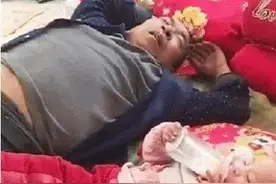 爷爷给孙女“喂奶”时睡着，宝妈回家后哭笑不得，网友：接受不了图片