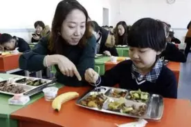 幼儿园百家宴活动，要每个家长做份拿手菜，结果却成了“鸡蛋宴”图片