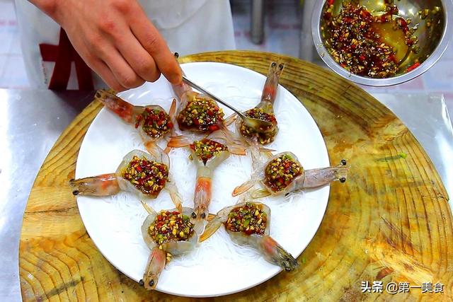 厨师长教你做酒楼大菜：蒜蓉粉丝开边虾，鲜香味美、待客倍有面