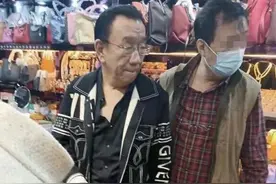 曝74岁侯耀华逛街买包，衣衫凌乱状态憔悴，曾多次被批素质欠佳图片