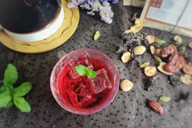 天气炎热，熬上一锅花草茶，花香浓郁，入口清爽，暑气都驱散啦图片