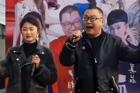 51岁尹相杰与新搭档商演，舞台简陋没人听，衣服吊牌都不摘？图片