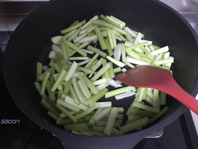 秋季多给孩子吃它，富含18种氨基酸，铁含量极高，补血养颜气色好