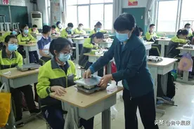 采取半封闭管理 学生教室吃午餐图片