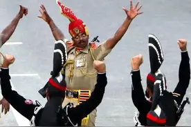 印巴边境斗得最狠的一件事，世界人民笑疯了，他们却十分严肃认真图片