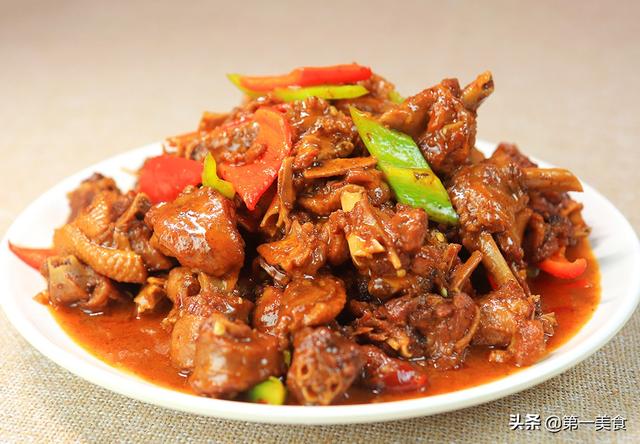 炖大鹅的烹饪方法（厨师长教你在家炖大鹅）