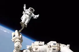 如果宇航员太空出舱时没有抓紧，脱离了宇宙飞船，会怎样？图片