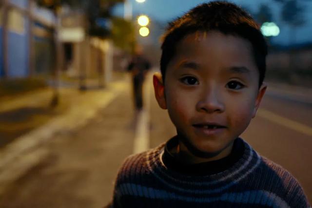 这些被互联网遗忘的家庭,他跟拍了12年:一度哭到拍不下去