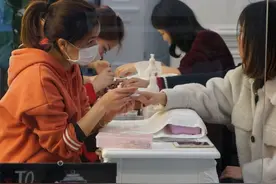 趁中午儿子午睡，宝妈偷偷出门做美甲，回来时儿子已没有了呼吸图片