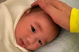 继官宣当爸后，古巨基首晒宝宝正面照，英文名字Kuson寓意十足图片