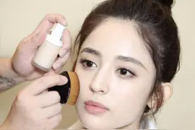 美妆蛋这么火，为什么化妆师都用粉底刷？看看娜扎的脸就知道了图片