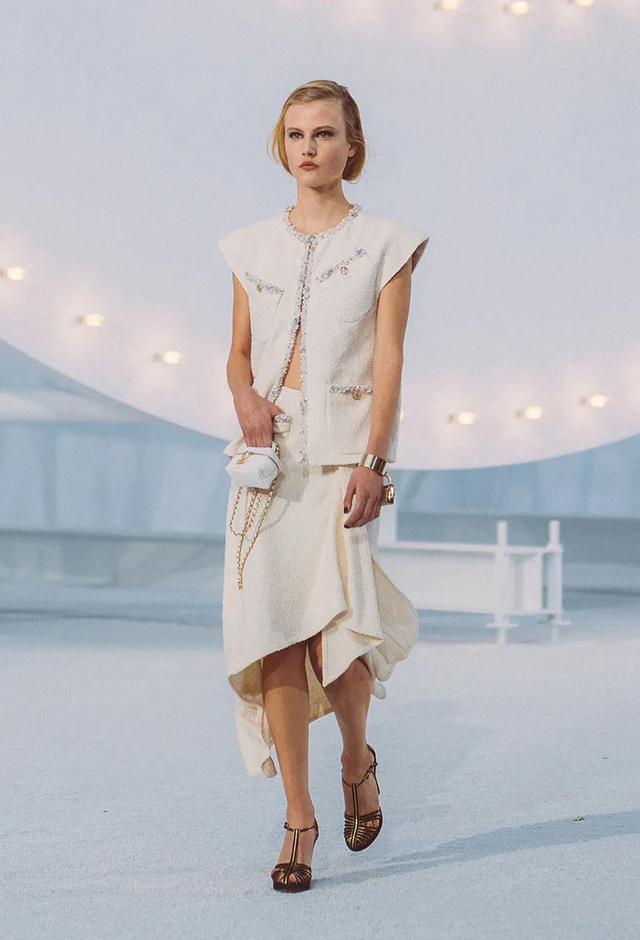 女明星秋季撞衫的第一件单品,我再也不说它鸡肋了