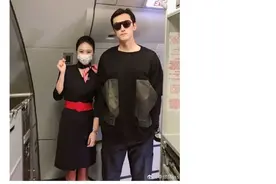 胡歌跟空姐合影，对方比心他表情酷，在座位上“嘟嘴”太反差萌图片