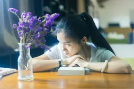 故事：趁醉酒强吻暗恋男神，不料下一秒他低头回吻“喜欢你四年”图片