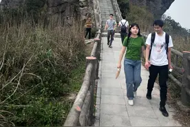 挑战东莞第一高峰——银瓶山 赏三月最美的映山红图片