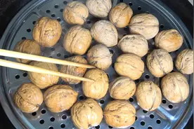 核桃放进锅里蒸5分钟，想不到这么厉害，很多人都不懂，长见识了图片