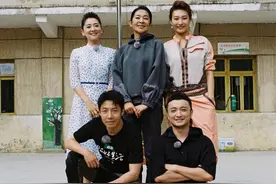 央视天团齐聚，月亮姐姐好少女，李梓萌美出圈，倪萍输年龄赢搭配图片