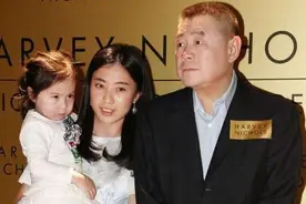 中国老板套现500亿后，抛售国内全部300家公司，带全家逃亡到英国图片