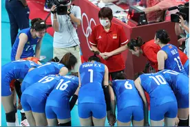 郎平将卸任！朱婷带女排集体鞠躬致谢，丁霞痛哭说“对不起您”图片
