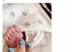 章子怡晒儿子满月照，她的“漂亮美甲”却让网友吃惊了！图片